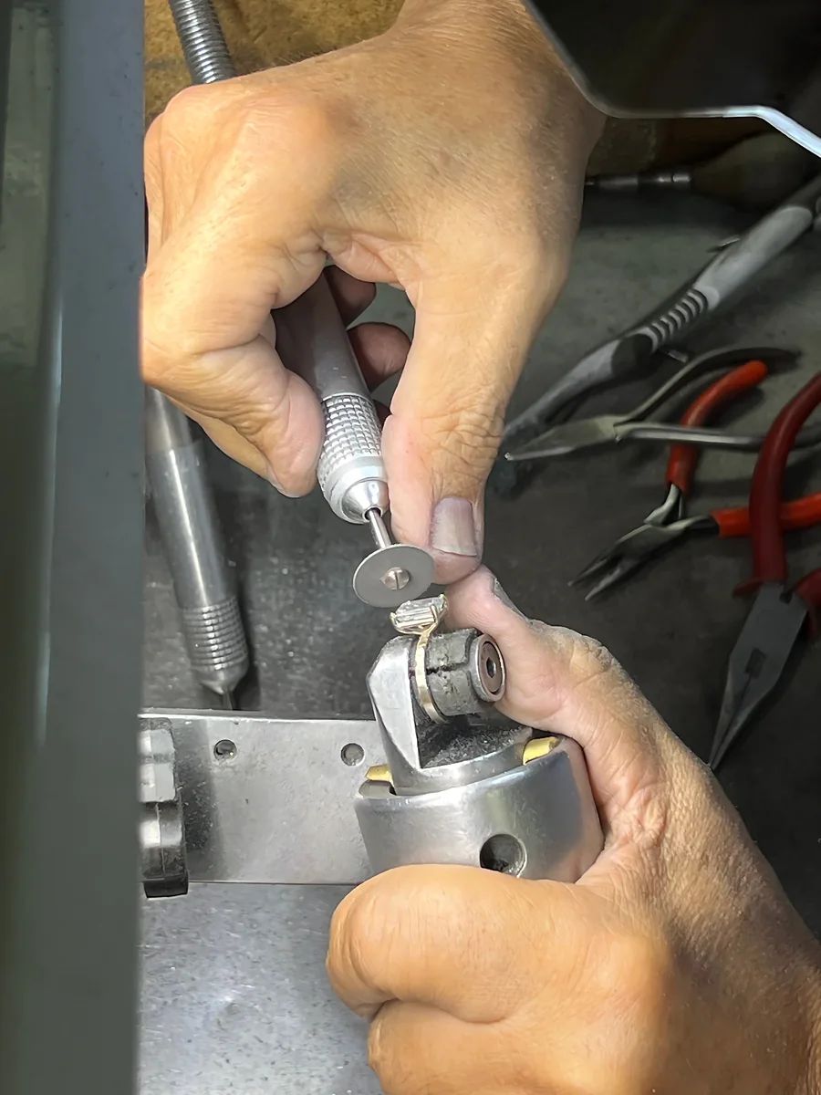 Setting an emerald-cut diamond